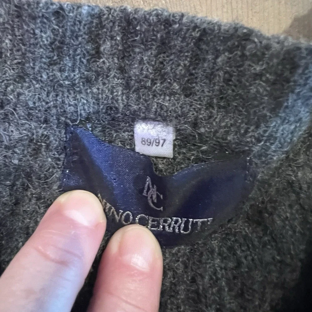 Vintage Nino Cerruti Wool Blend Long Sleeve Gray Ribbed V Neck Sweater 89/97 Sm